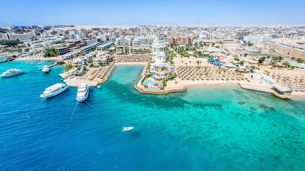 صورة لمدينة الغردقة والتي تشتهر بأجمل شواطئ البحر الأحمر