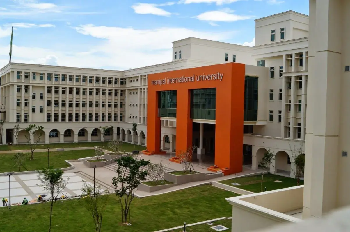صورة لجامعة مصر الدولية (MIU) والتي تعد من أفضل الجامعات الخاصة في القاهرة الجديدة